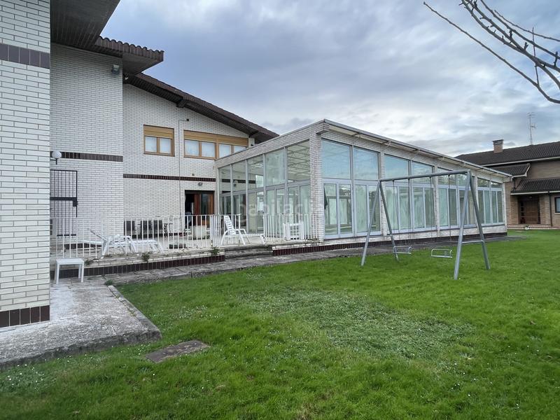 Foto e82b74ae-b29c-4c25-9bcd-a0dd4725f536. Casa amb calefacció aparcament piscina a Somió Gijón