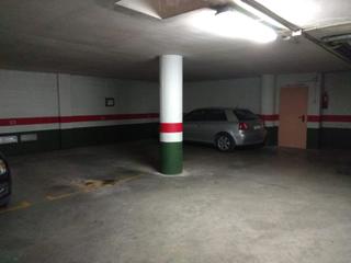 Aparcament cotxe a Santiago. Plaza de parking en calle murcia