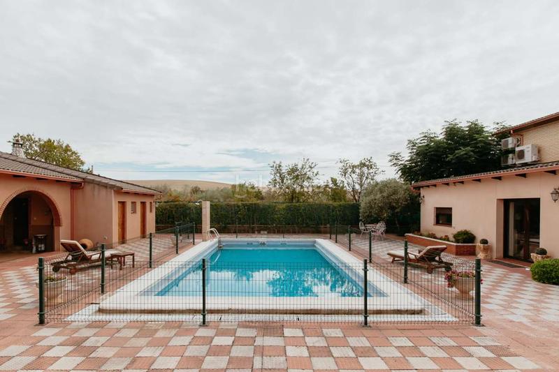 Foto 4f8e7f65-1643-4c2b-a3b6-6e66b036fdf2. Chalet in calle pío baroja 79 in San Mateo de Gállego