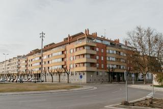 Aparcament cotxe a Calle ramón y cajal 77. Se vende plaza de garaje  y trastero en ramón y cajal 77