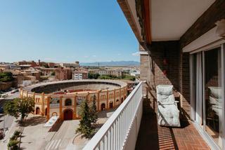 Flat  Plaza unidad nacional 7. Piso en venta de 4 habitaciones con garaje y trastero.