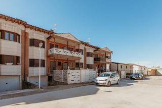 Maison jumelée  Avenida del parque. Chalet adosado en venta en monflorite con bodega y jardín