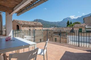 Casa en Sóller. Amplia casa de pueblo con azotea en el centro de sóller