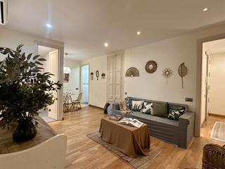 Etagenwohnung  Carrer de la indústria. Reformado en sagrada familia ¡