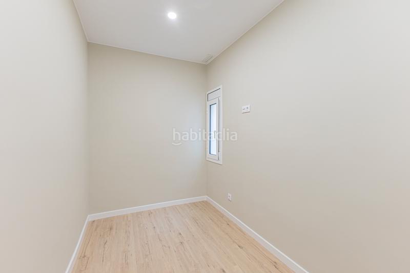 Foto d5482fdb-53a4-4729-9bd7-d2e31087e0c2. Piso planta alta reformada a estrenar ¡ en Sants Barcelona