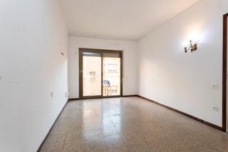 Pis  Carrer de casteràs. Ascensor, balcon, para reformar en sants ¡