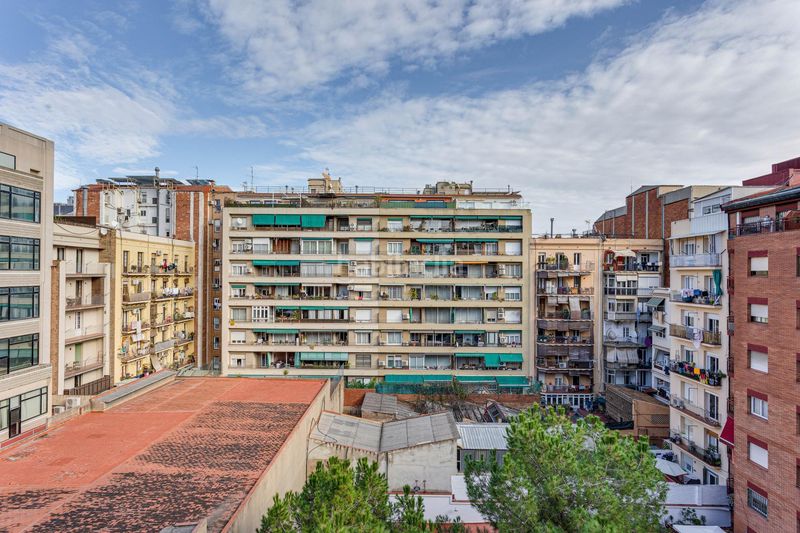 Foto 6c9b29ce-6a31-4c54-a48c-8ac16e958534. Pis a Sagrada Família Barcelona