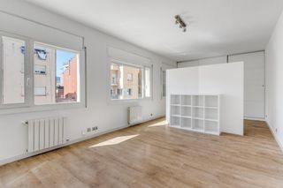 Etagenwohnung  Carrer dels madrazo. Luminoso con posibilidad de una segunda habitación doble