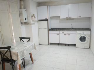 Édifice  Carrer d'aleus. Edificio de varios pisos alquilados