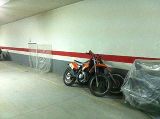 Miete Motorradparkplatz in Calle ramón casas 24. Garaje para moto calle ramón casas 24. rampa. puerta automatica.