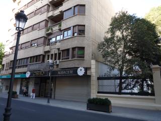 Lloguer Local Comercial a Plaza gabriel lodares 4. Entreplanta comercial con vistas a tesifonte gallego ("calle anc