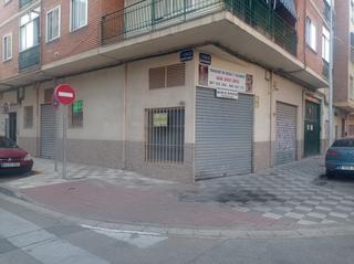 Local commercial en Calle maestro varela 17. Local comercial en chafln frente a pza. maestro chueca