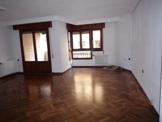 Alquiler Piso  Calle pedro martínez gutiérrez. Amplia vivienda en zona feria