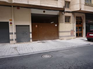 Parking voiture à Calle ejército 4. Plaza de garaje en parque sur