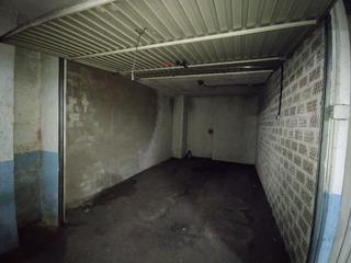 Aparcament cotxe a Versalles. Venta. plaza de garaje cerrado en puerta de la villa. avilés.