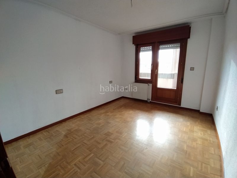 Foto 4f780fa5-157b-4406-bce4-277ee9a7fc54. Piso venta. piso en puerta de la villa.102mts. construidos. 3 dormitorios, salóncomedor, cocina, 2 baños, despensa y una terraza. en Avilés