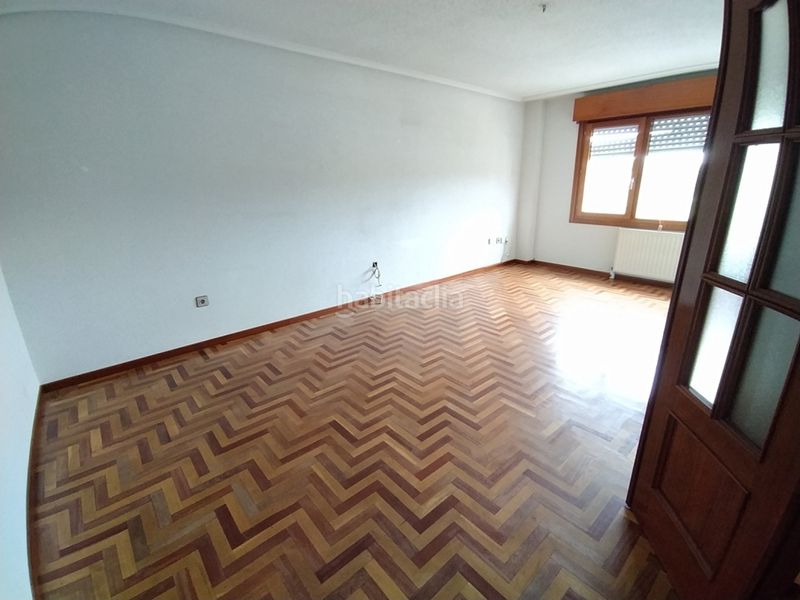 Foto 6d8dbf65-9b45-49c6-b192-98d1d2f5f173. Piso venta. piso en puerta de la villa.102mts. construidos. 3 dormitorios, salóncomedor, cocina, 2 baños, despensa y una terraza. en Avilés