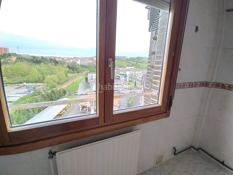 Foto e9648469-96f3-43c7-bc6e-cf4ef32abe41. Piso venta. piso en puerta de la villa.102mts. construidos. 3 dormitorios, salóncomedor, cocina, 2 baños, despensa y una terraza. en Avilés