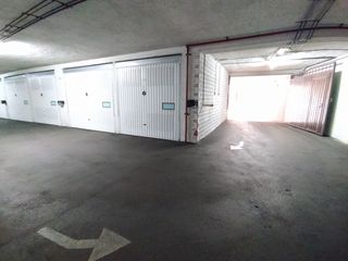 Aparcament cotxe a La Magdalena. Venta. garaje cerrado en versalles.  17 mts. muy buen acceso.