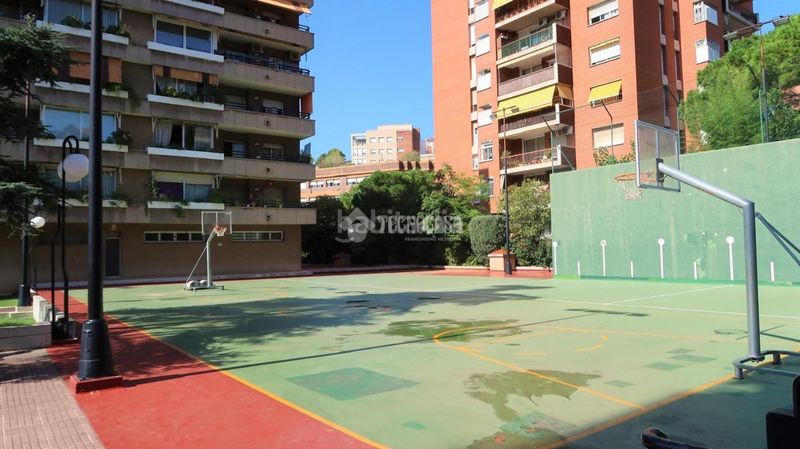 Foto f508b7d4-701b-462b-a851-c28f7168e642. Pis amb piscina a La Salut Barcelona