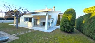 Casa  Carrer narcis monturiol. Magnifica casa para entrar a vivir.