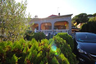 Casa  Avinguda del llac. Bonita casa en urbanizacin