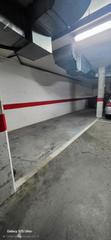 Autoparkplatz in Mas Baell-Can Carbó. Parking para coche grande y dos motos.