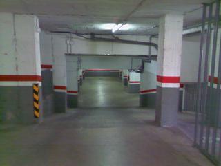 Parking voiture à Els Pavos. Parking para coche grande