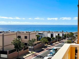 Flat en Calle mar cant�brico 25. 3 dormitorios y un sal�n con vistas al atl�ntico