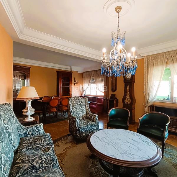 Foto 6b75080d-c063-43f6-8462-29de47a7849f. Piso en avenida principal piso grande y exterior en Palencia