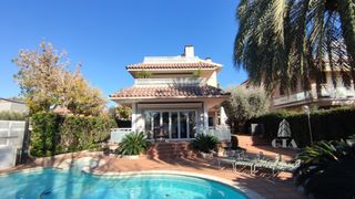 Chalet in Mira-sol. Casa de lujo esquinera en mirasol de 5 hab y 6 baños