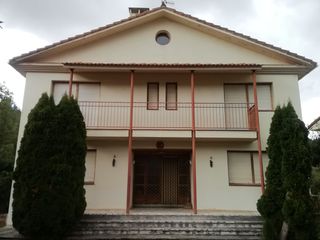Chalet en Carretera pradoluengo. Gran chalet independiente con jardn, terraza y terreno de 1.000