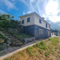 Casa en Palo Blanco. Venta
espectacular 
casa con finca ??
parte alta de los reale