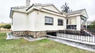 Chalet à Castellanos de Villiquera. Urbis te ofrece un amplio chalet en venta en castellanos de vill