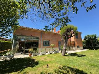 Xalet a Villamayor. Urbis te ofrece un chalet en venta en la zona de los almendros,