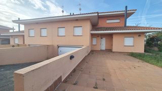 Casa aparellada a Carrascal de Barregas. Urbis te ofrece un chalet pareado en venta en urb. oasis golf, c