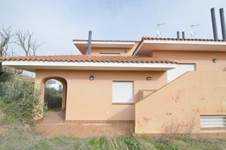 Maison jumelée à Carrascal de Barregas. Urbis te ofrece un chalet pareado en venta en urb. oasis golf, c
