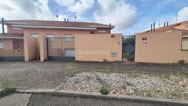 Foto cf267a4b-acc1-46fd-b1d8-ce5b06d212bb. Casa aparellada amb aparcament a Carrascal de Barregas