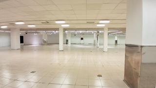 Location Local commercial à Teso de la Feria - Arrabal. Urbis te ofrece un amplio local comercial en alquiler en la zona