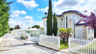 Xalet a Carbajosa de la Sagrada. Urbis te ofrece un chalet independiente en venta en navahonda, c