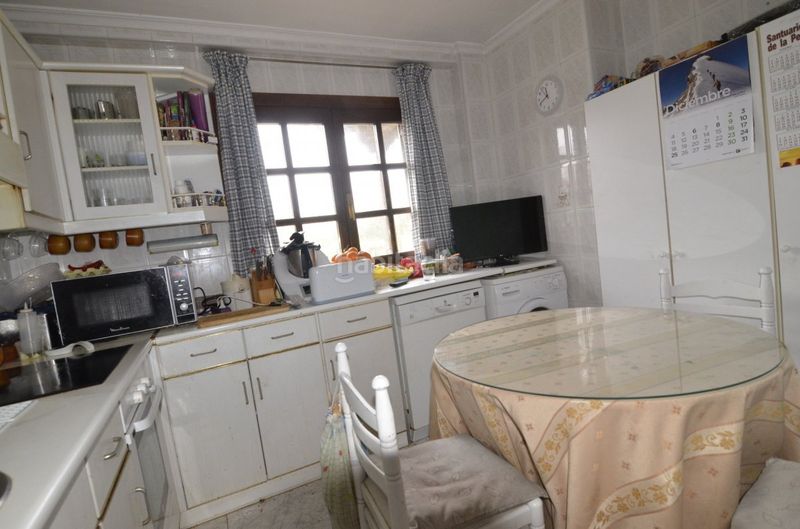 Foto b8ea7d8e-3edd-45c4-aff7-bd97f8f6fedd. Xalet amb calefacció aparcament a Villamayor