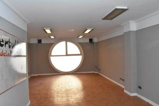 Locale commerciale in Castilla - Hermida. Local en calle alfereces provisionales