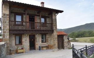 Casa adossada a Rionansa. Casa de piedra adosada en rionansa