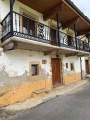 Casa bifamiliare in Villacarriedo. Casa adosada en venta en villacarriedo