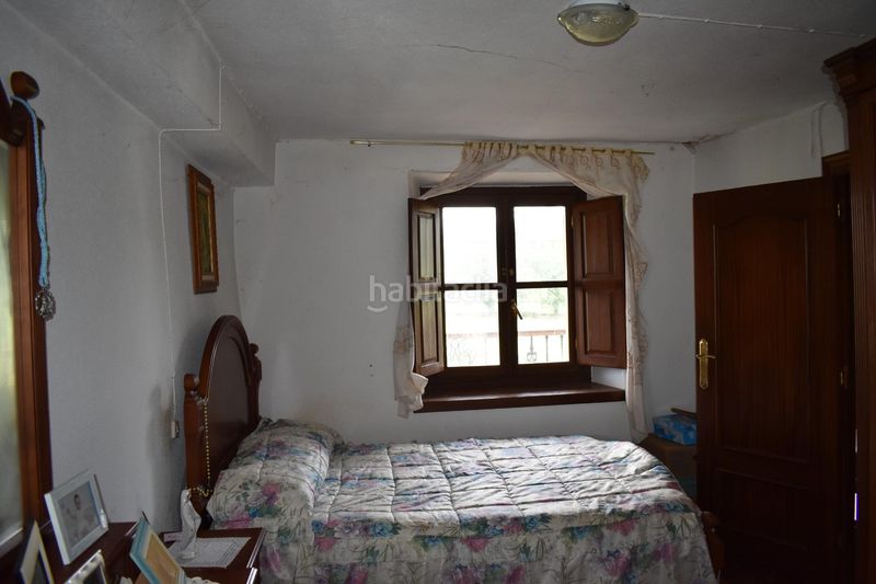 Foto cd88e61c-49dc-4502-a61a-b9f6f27f9420. Casa aparellada a Villacarriedo
