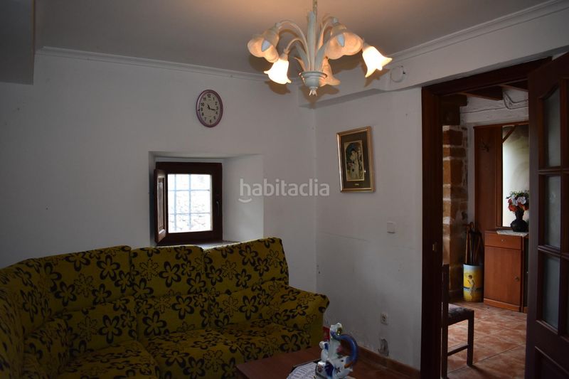 Foto dbec4d7a-db6e-4fb5-ab4a-dd7e7a31f3c6. Casa aparellada a Villacarriedo