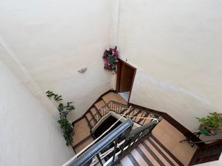 Edificio  Carrer sant antoni. Dos pisos en una finca de tres para entrar a vivir
