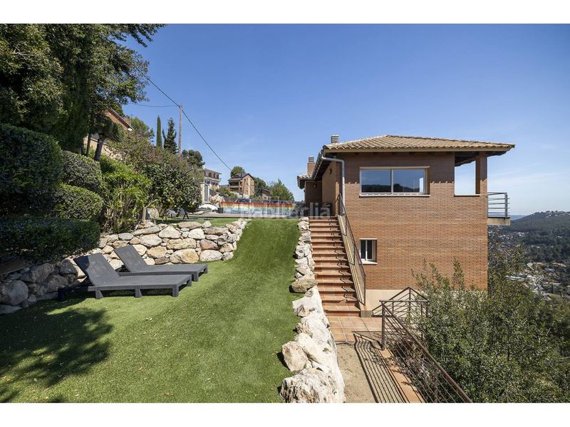 Foto 54cfb36e-7715-4370-8bb4-a88d169c604c. Casa adossada amb aparcament a Vallirana