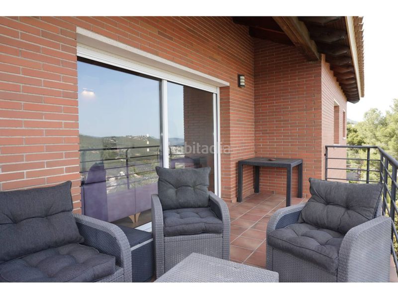 Foto c3544f7d-6ccc-4753-8798-d514bc6ea58e. Casa adossada amb aparcament a Vallirana