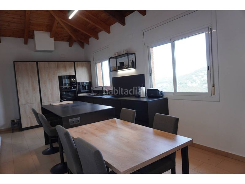 Foto f9d4fc74-caf2-41d3-8f3f-3cf8bc52f65b. Casa adossada amb aparcament a Vallirana